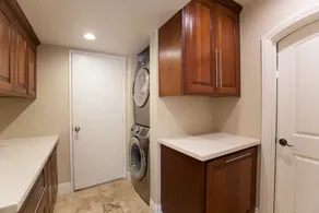 Spacious and comfy! Private Yard, Pool, Close to Beaches, Hiking, Golf & Shops! - Image 2