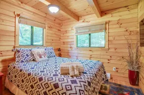 Cabin- Log 2 ch / sentiers et rivière façade / mtns Pocono sur grande propriété - Image 3