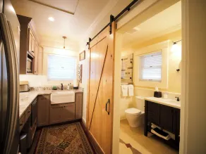 Charming 1 BR Orliena Suite in historic downtown Ashland, OR. Walk to the Oregon Shakespeare Festival, shops, and dining. Features a kitchenette, plush queen bed, and shared hot tub access. Dog friendly! - Image 2