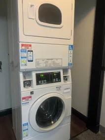 Cozy Downtown studio with free bike rentals and free parking - Image 2