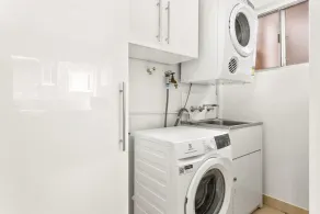 Bright and convenient apartment, close to shops - Image 3