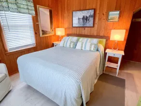 Cette maison a une belle vue des marais et est joliment décoré avec un mobilier confortable. - Image 5