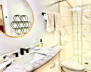 Private cottage located on The Carriage House Inn Estate - Image 3