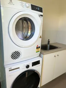 Lux in Bundy! - Wifi, A/C, Netflix/Disney+. You home away from home! - Image 2