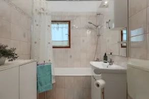 Umzäuntes Ferienhaus mit Liegestühlen auf 1000m2 großem Grundstück - Image 3