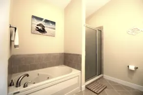 Ce luxueux condo haut de gamme de 4 chambres avec connexion Wi-Fi gratuite et piscine extérieure est situé dans le centre-ville, sur l'eau de la baie et à quelques pâtés de maisons de la plage! - Image 3