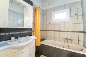 Villa paisible de 9 personnes avec piscine extra-large, à seulement 1 min à pied de la plage - Image 2