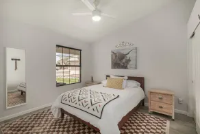 Beautiful Glendale home with FREE HEATED POOL - Image 5