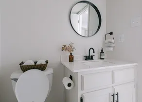 Modern home in quiet neighborhood - 19 minutes to downtown. - Image 2