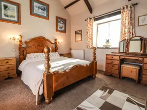 Y STABL, romantic, with hot tub in Fishguard - Image 4