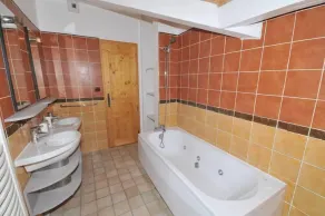 Chalet 'Les P'tits Loups', sur les pistes, sauna, grande terrasse ensoleillée. - Image 4