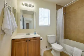 20% OFF Updated 3BR 2.5BTH Townhome - Pet-friendly - Fast WiFi-Driveaway Parking - Image 3