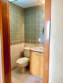 QUARTO MESTRE que fica dentro do apartamento, tão perto do Shopping Center Santa Fe e da zona corporativa.  Condomínio pequeno, tranquilo e com segurança 24 horas o ano todo. Perto de Santa Fe e cercado por pequenos supermercados, farmácias, lavanderia... - Image 5
