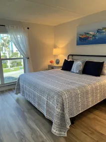 Updated Condo steps to beach access & Gulf view off Lanai, walk to St. Armands - Image 3