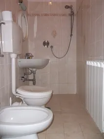 hus omgivet af grønne omgivelser - Image 4