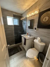 MAISON DE PISCINE massive, 6 chambres, 4 salles de bain complètes, près de la plage! - Image 3