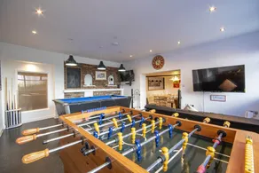 Large Holiday Let Suitable for Families, Groups. Sleeps up to TEN. Games room. - Image 4