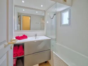 Apartment in a private estate south of the Luberon - Image 2