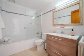 Appartement climatisé avec piscine, Wi-Fi, balcon et proche de la plage - Image 2