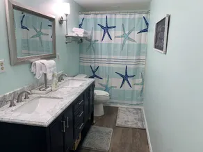 Gem on Lake Tenkiller with open floor plan and game room for kids/adults. - Image 4