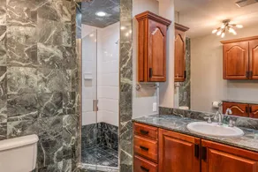 Colonial Quarter hideaway with modern comforts & balcony - near the beach - Image 3