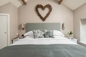 Beautiful-Romantic,  luxurious cottage with stunning views - Image 5