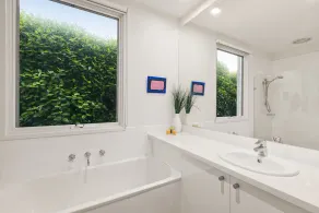 Sorrento, easy walk to beach & sailing club, with heated swim spa (sleeps 10) - Image 3