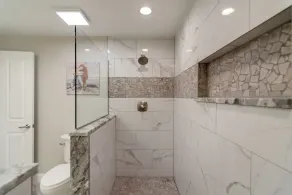 NOUVELLE LISTE!  3 lits KING!  3 BR'S 3 BA Condo rénové! Service de plage gratuit🌴 - Image 3