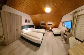W4, apartment with air conditioning, 2 bedrooms with 4 single beds. - Image 5