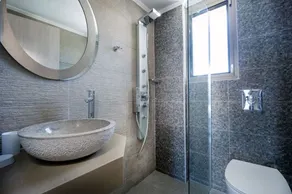 Strandvilla Tavronitis mit 8 Schlafzimmern und 2 privaten Pools - Image 2