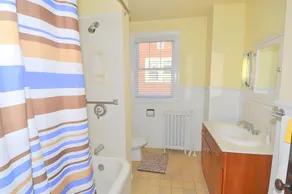 Aunt Bea's Bungalow - Pet Friendly - Hot Tub - Screen Porch - Wifi - Fenced Yard - King Bed - Town - Image 3