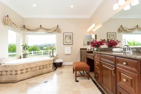 Grand, Privat, Hilltop Chateau i Temecula Wine Country - Villa de la Vine - Image 4