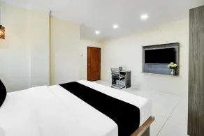 Deluxehotel Blue Petals - Image 4