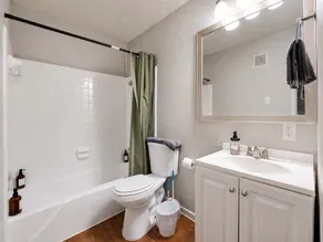 Cozy Chic 2BR King Suite w Gym&Pool close to DT - Image 3