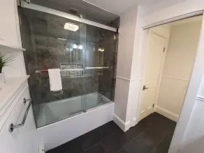 COMMUNAUTÉ PRIVÉE, 4000SF DE TRI-NIVEAU, 5 BDRM, AC CENTRAL, DOCK ASSOCIATION / TENNI - Image 2