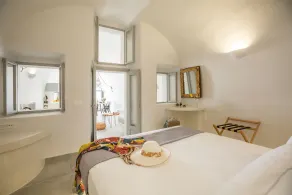 \"Ethereum Luxury Cave\" private jacuzzi villa in Imerovigli - Image 5
