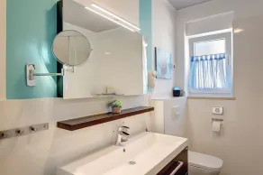 Lyxig villa med uppvärmd privat pool, WiFi, luftkonditionering, parkering, terrass och grillplats - Image 4