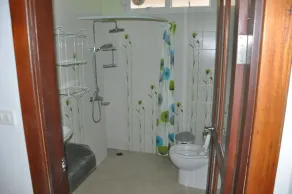 House with swimming pool - Image 4