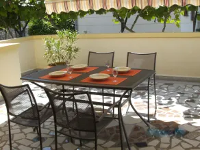 Spacious apartment with sea views and air conditioning - Image 5