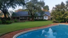 Spacious accommodation with beautiful garden - Image 5