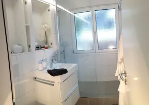 Apartamento luminoso y moderno en una zona tranquila en las montañas de Davos - Image 2