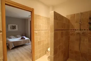 Maison vigneronne avec jacuzzi, sauna, terrasse spacieuse et vue panoramique - Image 3