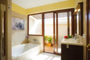 Villa with fantastic garden, chill areas, ideal for relaxing - Image 4