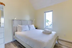 Downtown Suite close to the Beach (pet-friendly) - Image 4