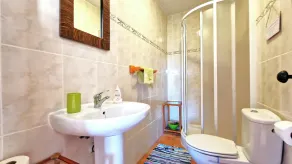 Spaziosa fattoria in posizione ideale, giardino maturo, piscina privata e vista mozzafiato - Image 2