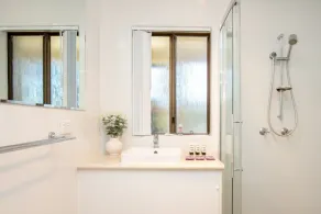 Seafront Getaway Studio, Great Location with Pool - Image 2