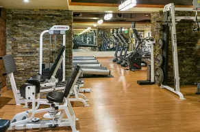 SUITE PRÉSIDENTIELLE; 4 roi BR / BTH ;; 14 personnes; Ski I / O; Bain à remous Pvt, 80'balcon - Image 2