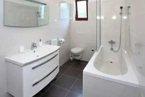 Beautiful apartment with a large garden and sea views - Image 3