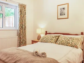 Beautiful high end bungalow within owners’ grounds with fantastic garden views. - Image 4