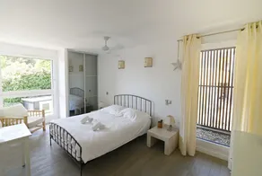 Charming villa with pool lake view 10 minutes from the city center - Image 5